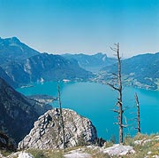 Blick über den Attersee: Wandern im Salzkammergut
