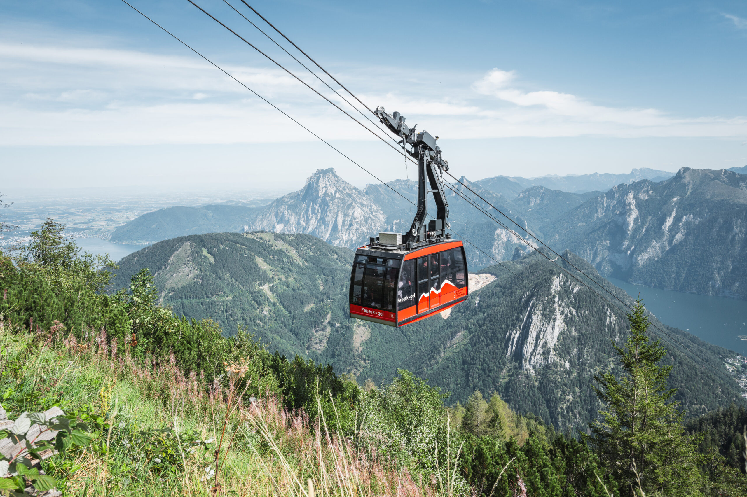 Gondel der Feuerkogel-Bergbahn vor Bergpanorama