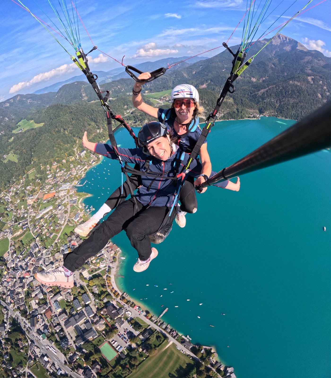 Zwei Personen beim gemeinsamen Paragleitflug