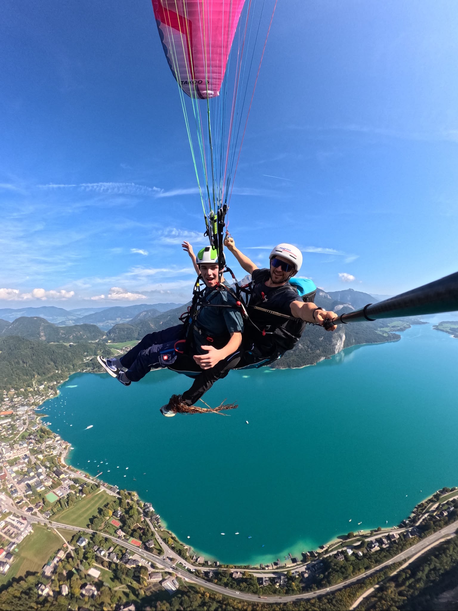 Tandemflug über einem See und den Bergen des Salzkammerguts