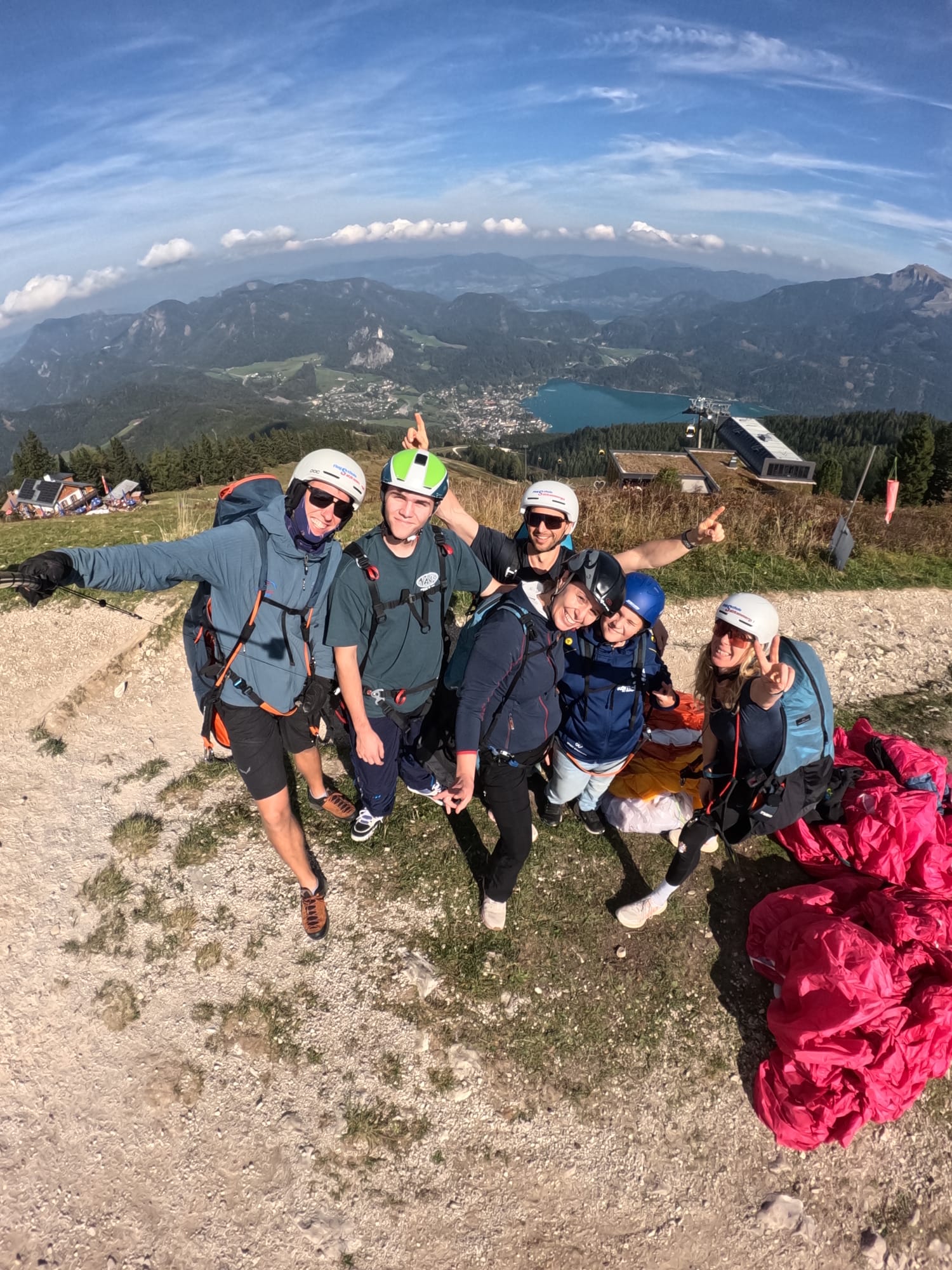 Gruppe mit Paragleitausrüstung vor der Berglandschaft
