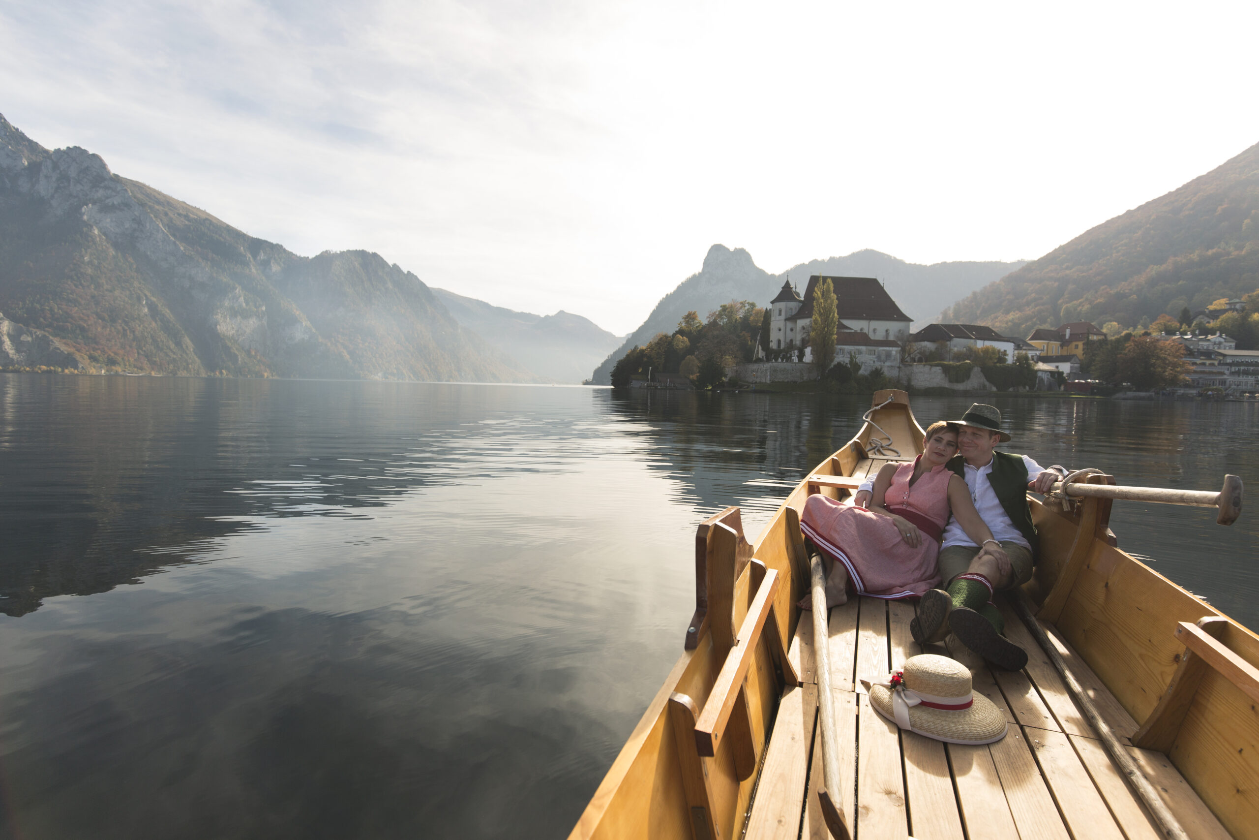 Paar auf einer Plätte am Traunsee