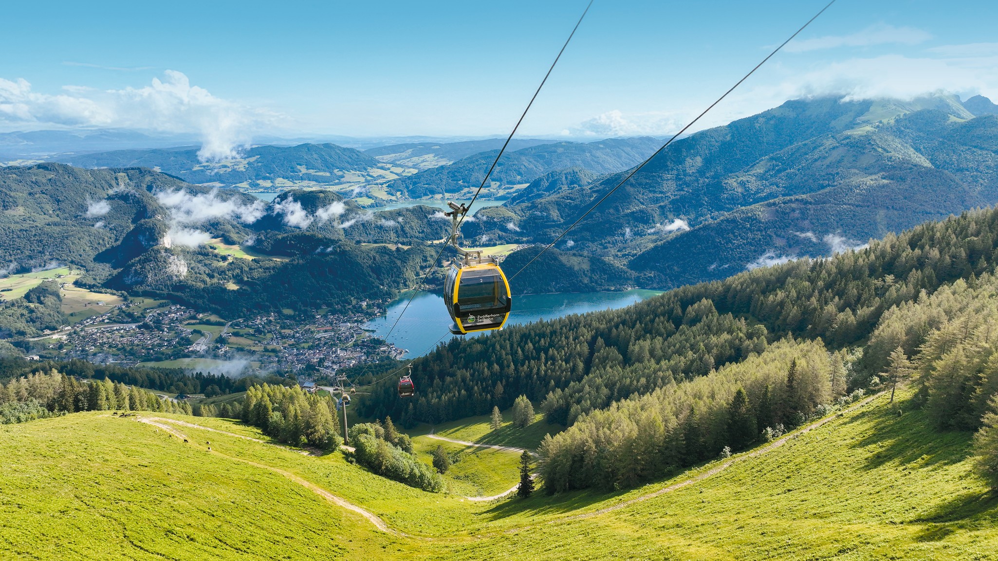 Gelbe Gondel der Zwölferhorn-Seilbahn über dem Wolfgangsee